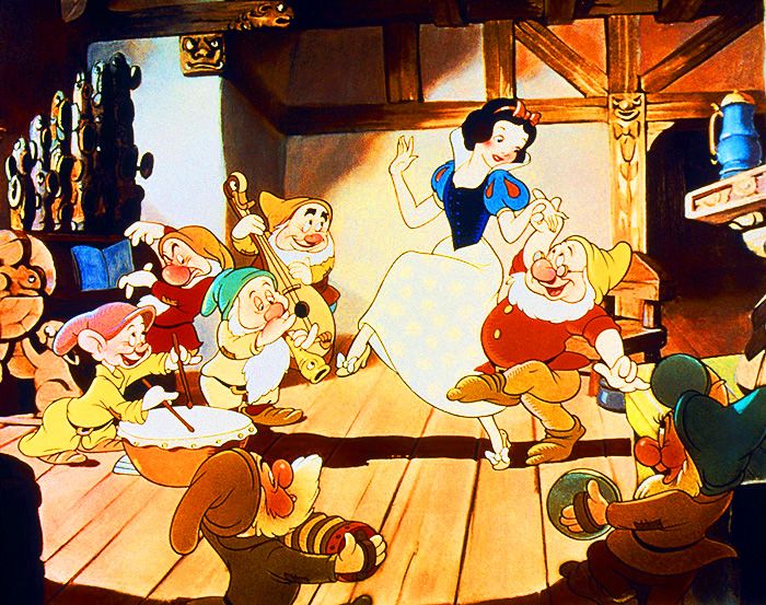 Гномы и Белоснежка играли в веселые игры